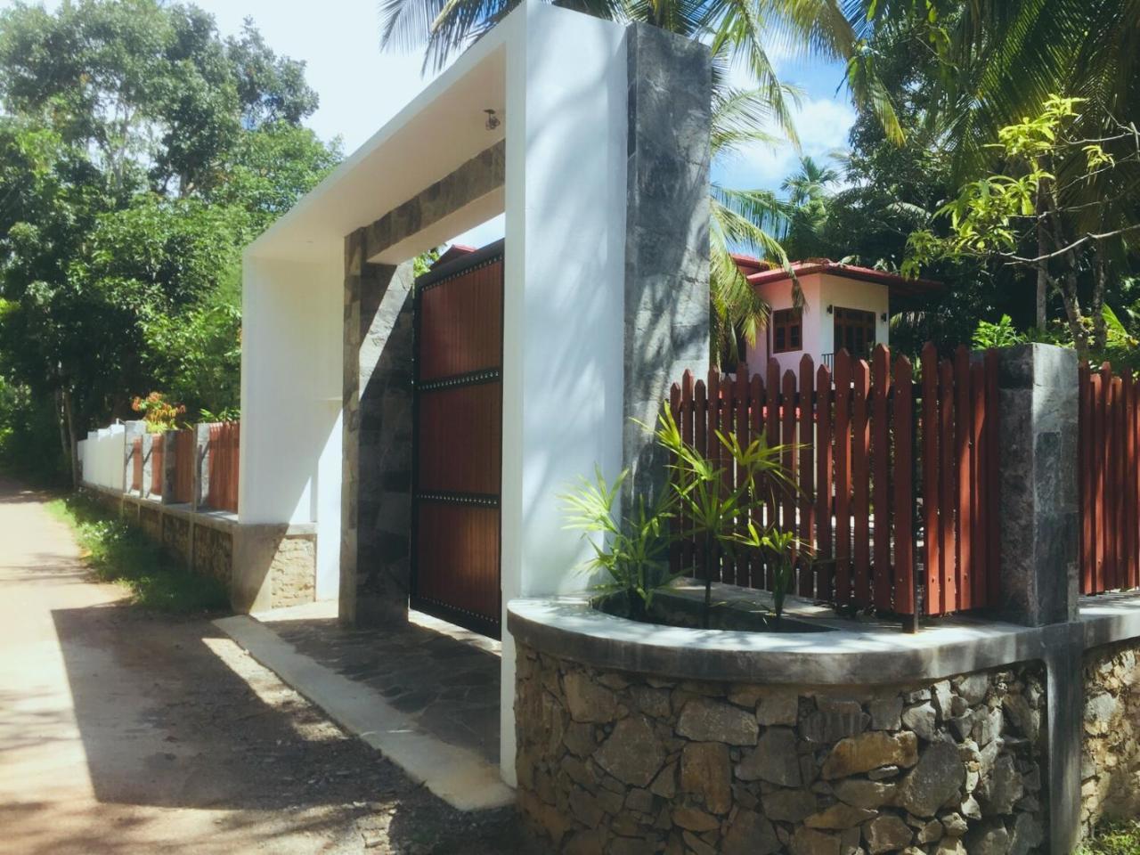 Hotel Casa Blanca Ahangama Esterno foto
